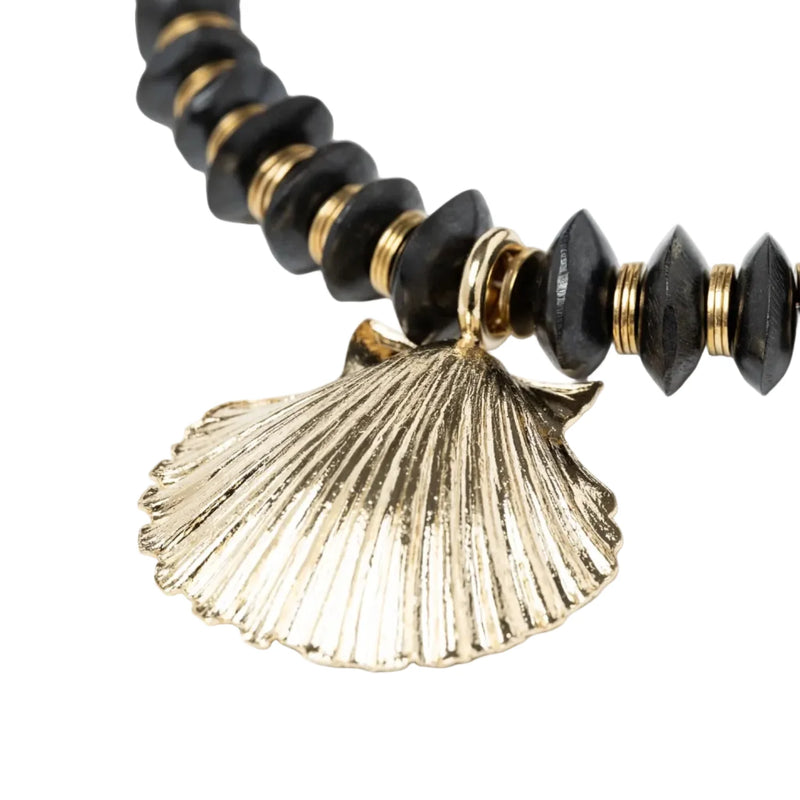 Collier Sienna Sigal, détail du coquillage doré