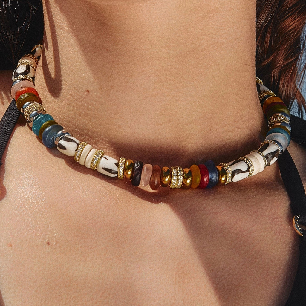Collier Iris Sigal porté, détail des perles en bois et oxydes de zirconium