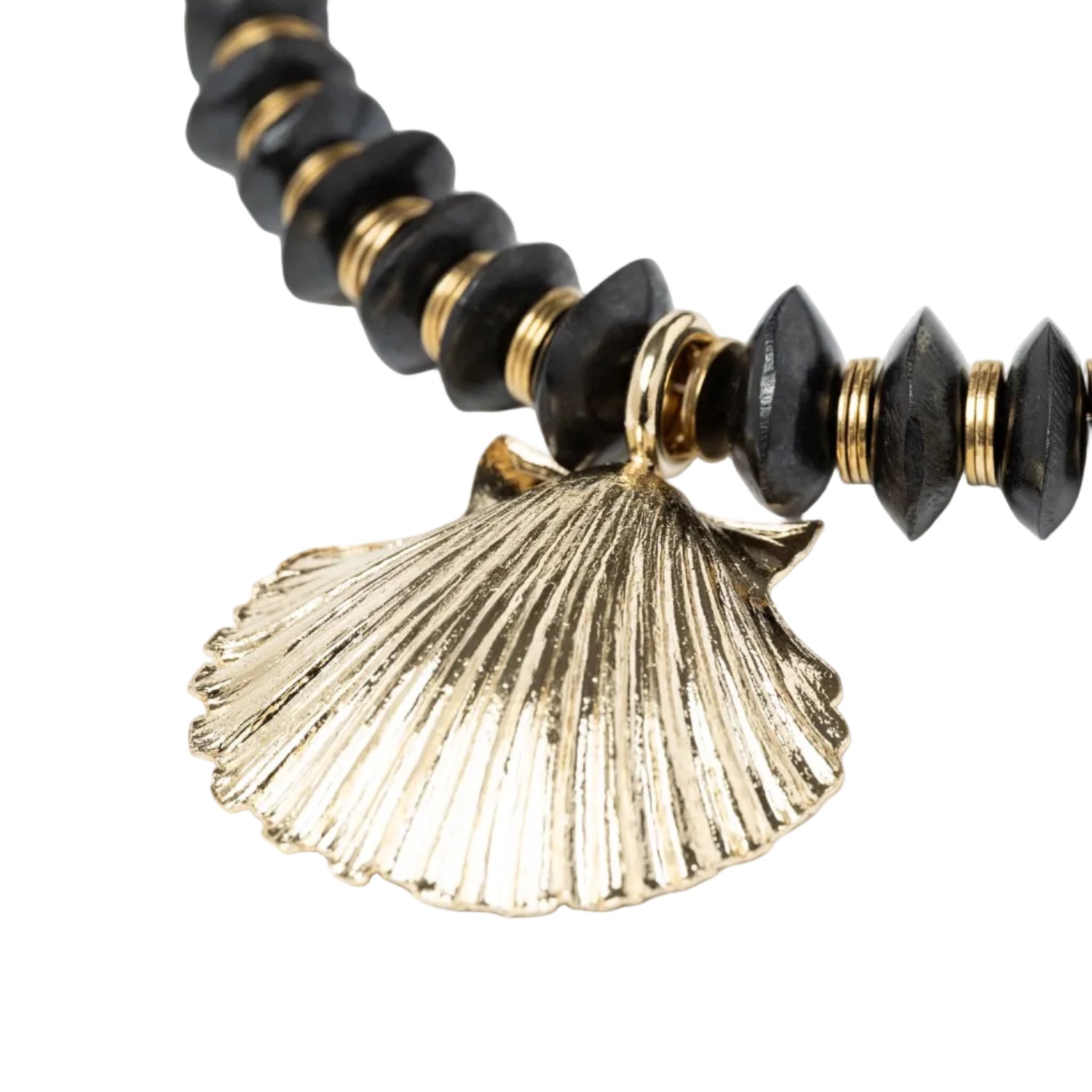 Collier Sienna Sigal, détail du coquillage doré