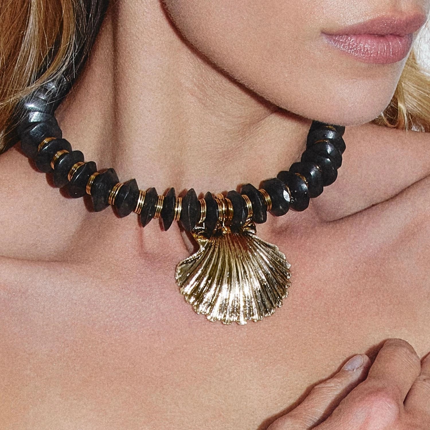 Collier Sienna Sigal porté, détail des anneaux dorés